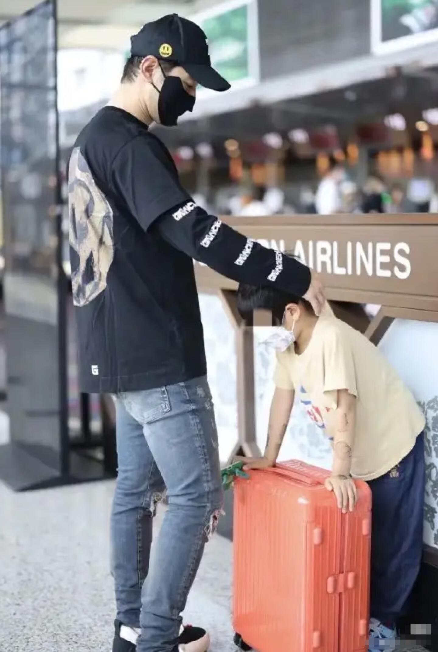 黄晓明杨颖带小海绵游迪士尼，画面温馨和谐1月25日，黄晓明Angelababy今