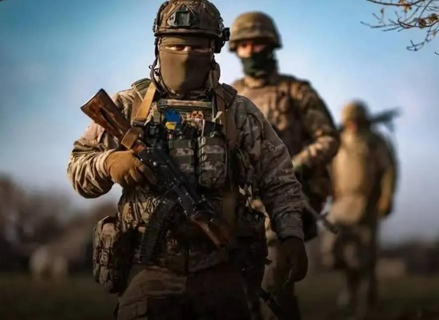 2名俄军侦察兵伪装成乌军士兵前往前线去收集情报，可是一下子就被乌军发现了端疑！因
