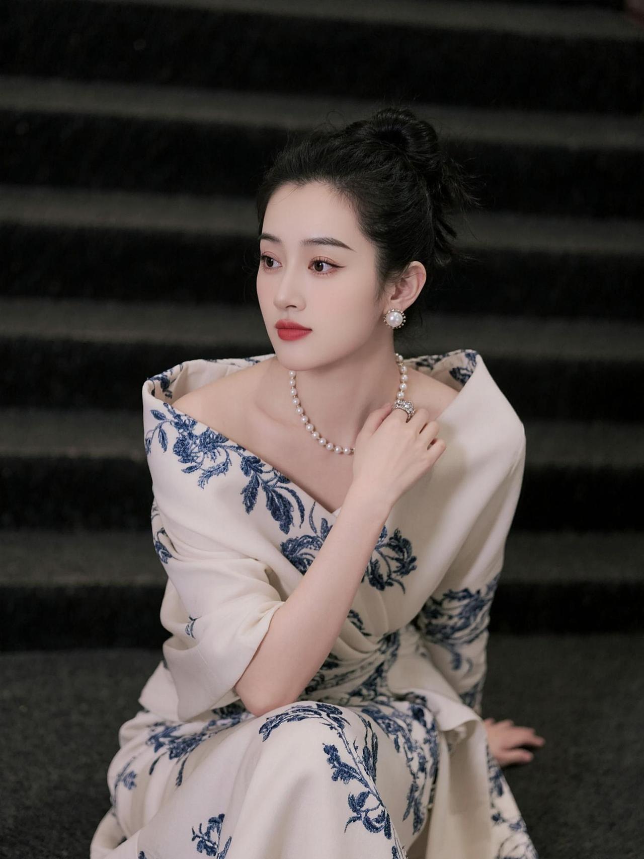 我选择那一坚定选择我的人。AI复古披肩写真 抖音ai创作 耳环一戴谁都不爱 抖音
