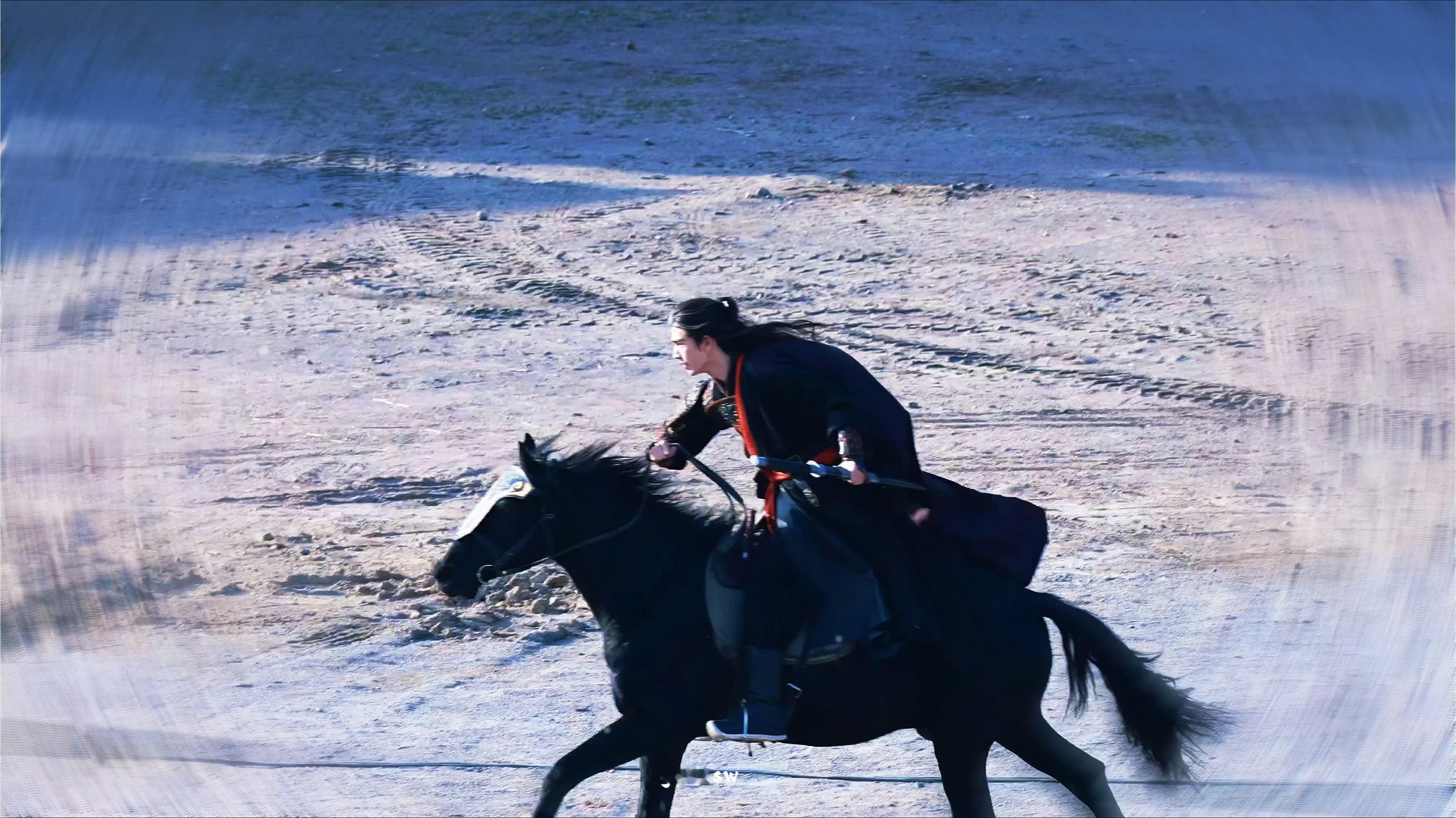 张凌赫归鸾单手持剑骑马路透，英姿飒爽，横屏看着也太有电影质感了，太帅了萧厉！