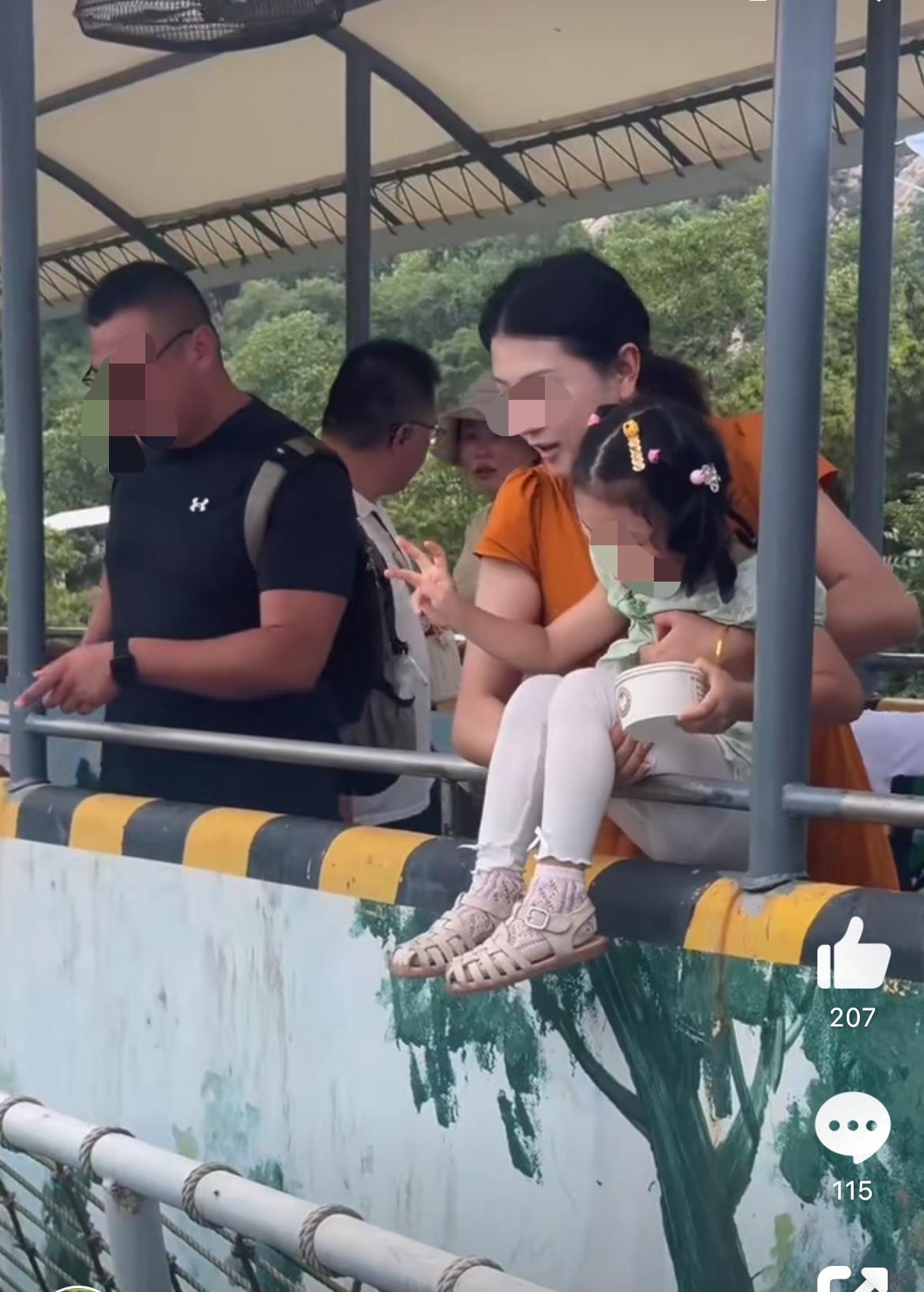 这样带孩子看猛兽安全吗？妈妈长点心吧，别出了问题怪天怪地怪动物园。虽然有护栏，但