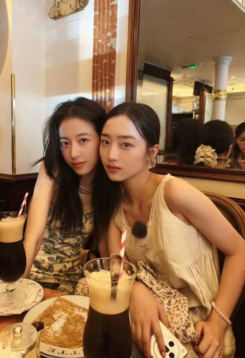 周雨彤和邓恩熙的眉眼好像 ​​​