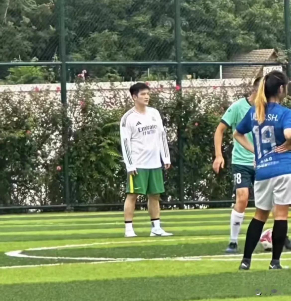 樊振东，快乐踢球

咱孩子真的是，乒乓球也打，足球也踢，身上怎么还能维持那么多肉