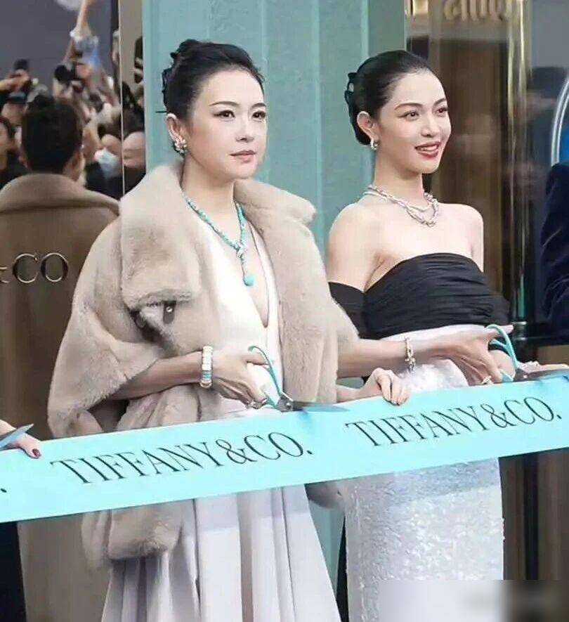 离开汪峰，章子怡身价2.3亿，他呢？
 
章子怡一年拿下12个高奢代言，进账2.