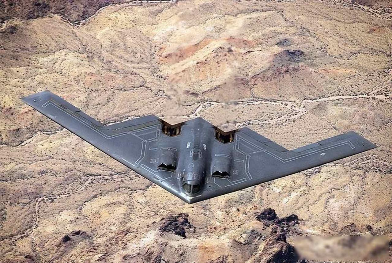 B-21刚露面就吹上天，实战能力却连中国家门口都摸不到，隐身神话真能扛住体系围剿