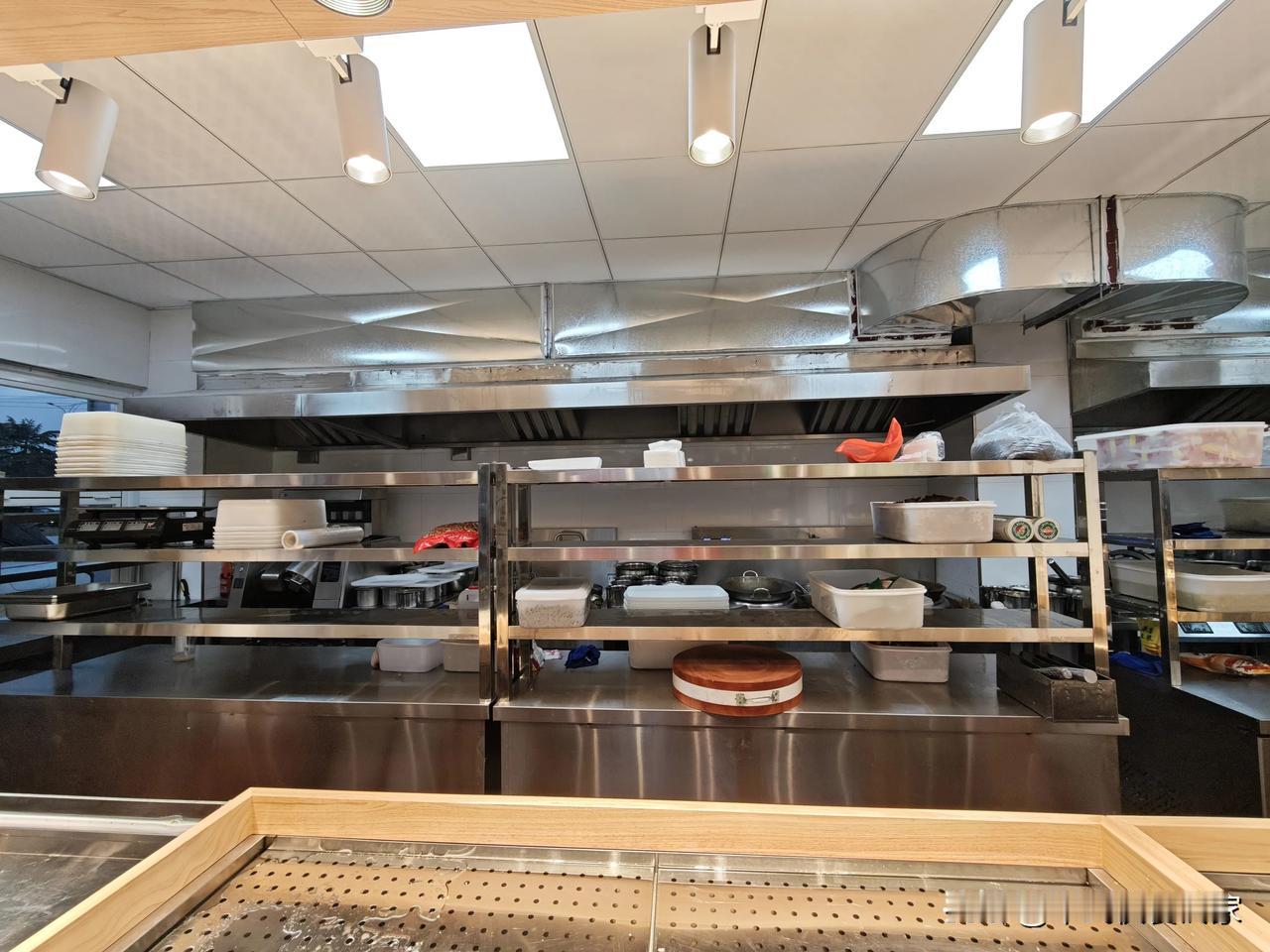餐饮开店一定要把做人气”放在第一位！
你发现没一家店只要经常排队，路人就会好奇：