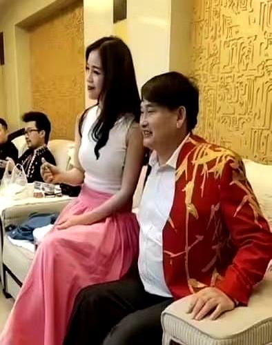 “大衣哥”朱之文最近又被推上了风口浪尖，这回争论的焦点更扎心：他到底是坚守初心的