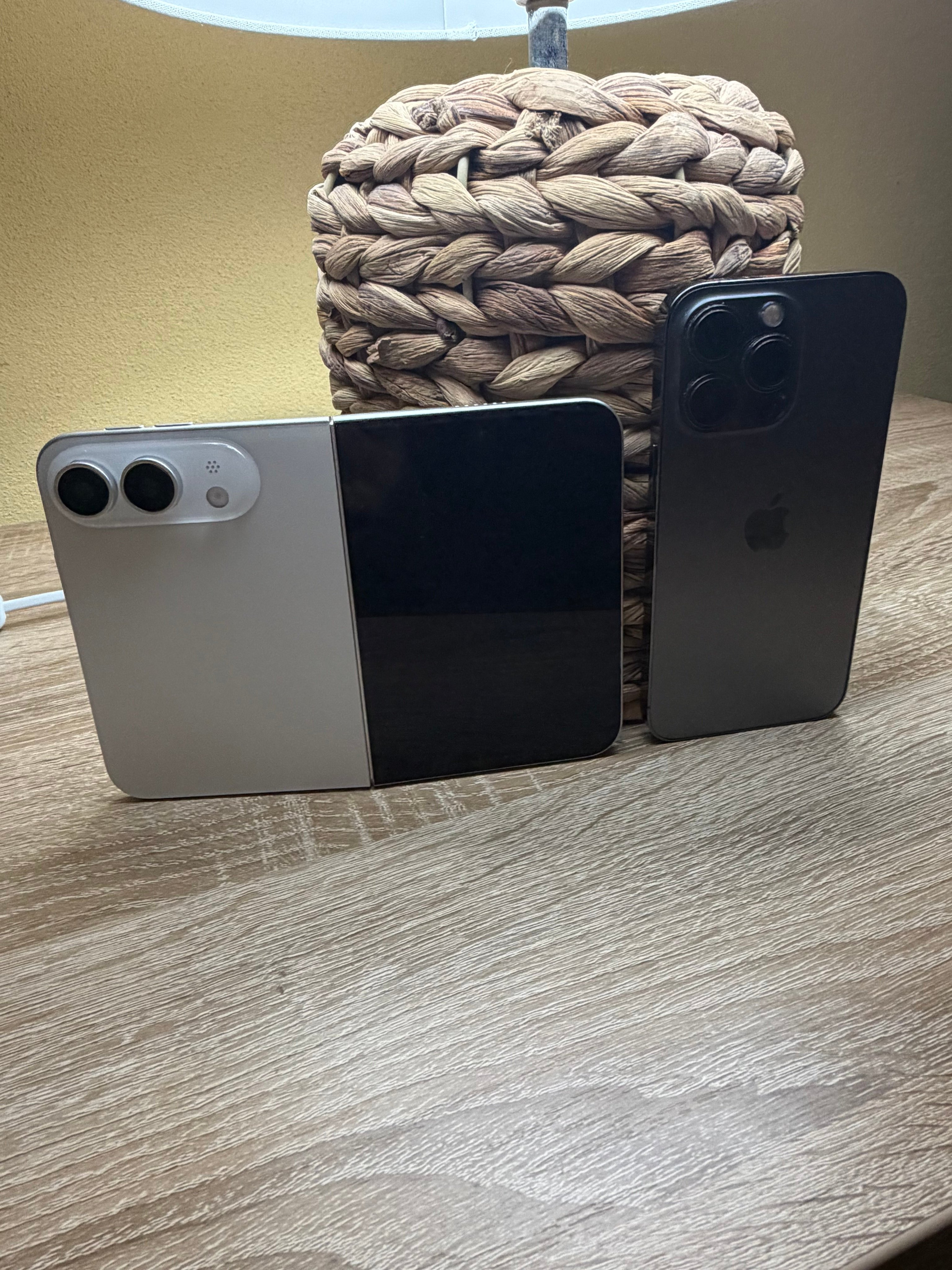 iPhone Ultra的模型机，但是还是可以看出来它的尺寸属于比较小巧的那一卦