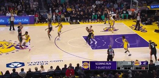 谁都拦不住！文班亚马成大帅后第一人！
在今天NBA常规赛马刺对阵湖人的比赛中，马