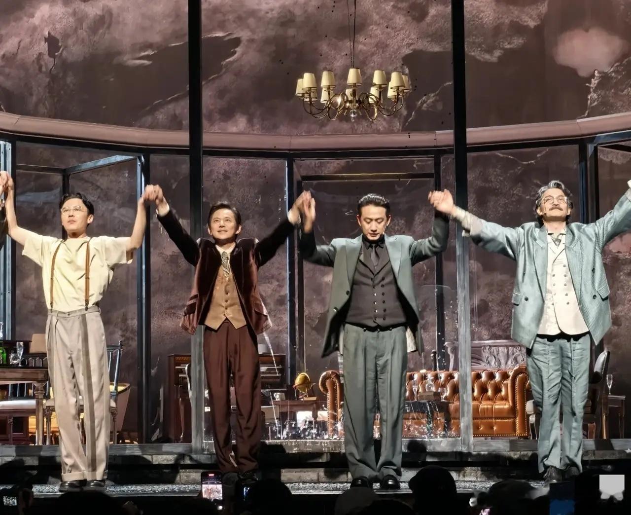 黄多多担任爸爸主演的话剧主视图设计，好有才华啊，画风很独特，很有自己的风格！ 