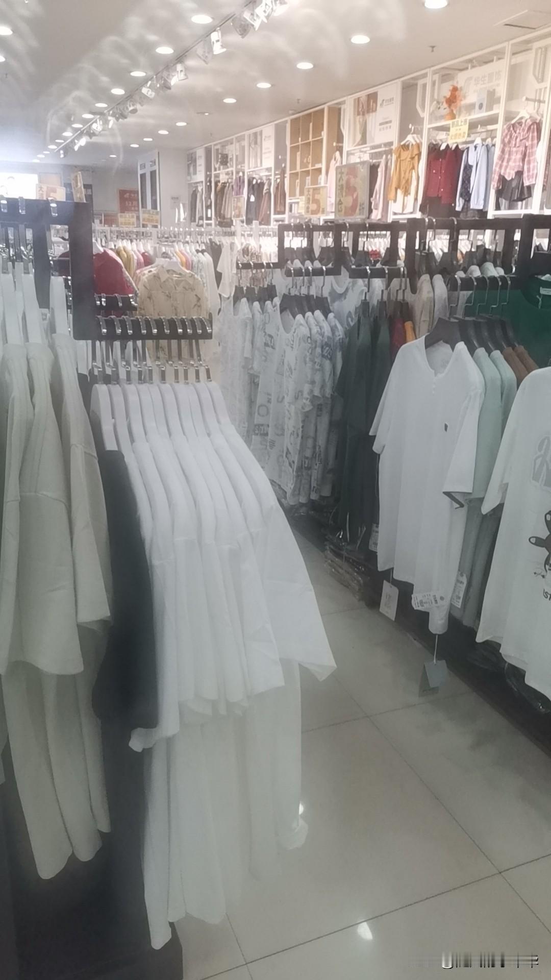 分享我这周有趣的事：昨天来了有个女顾客来我们这里买衣服，自己买自己夸好看，还问我