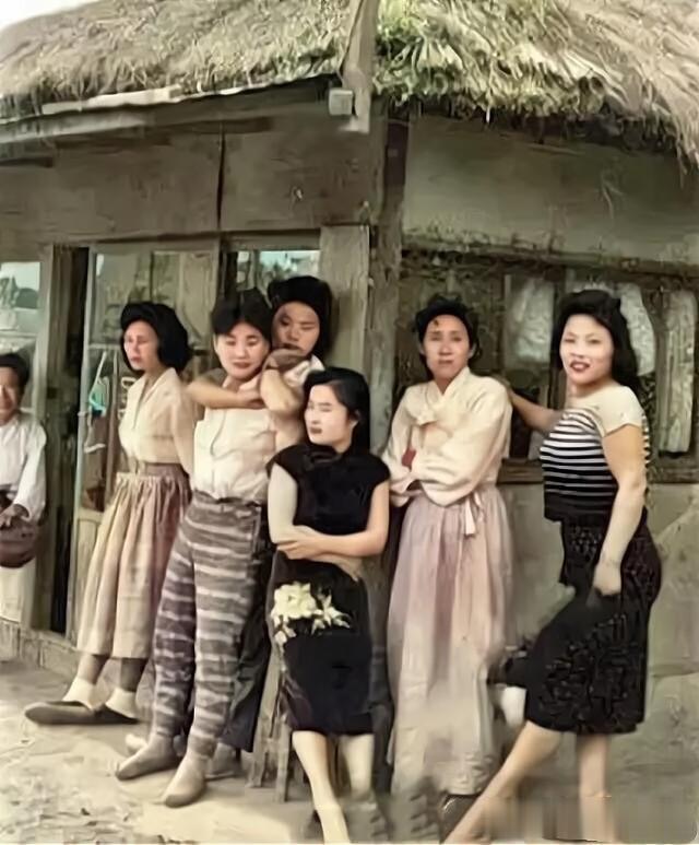 这是50年代，专门为美军提供特殊服务的韩国女性，她们被安排在美军基地周边的“基地
