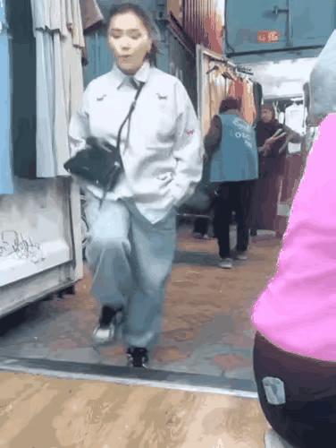 论人心的反转~
小丽下班了，走在路上吹着口哨，开开心心的经过了一家服装店，这里人