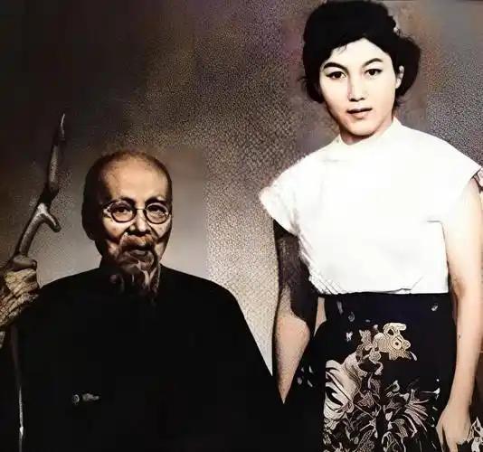 1952年的一天，齐白石已经快90岁了，他不知哪里来的力气，一把将25岁的新凤霞