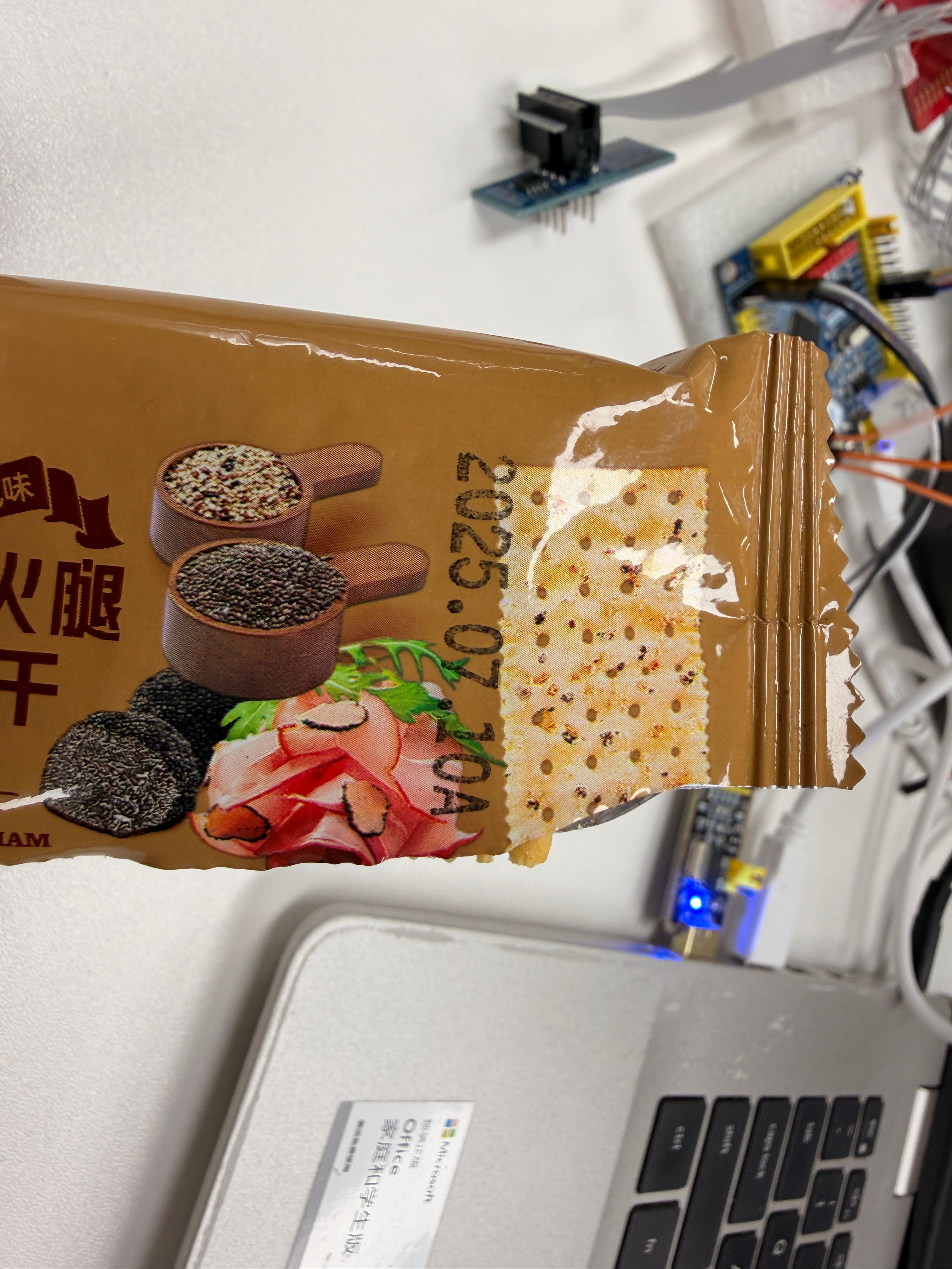 我跟同事说，肚子饿得咕咕叫了。他去零食柜翻了一下，拿了块饼干给我。打开吃了两块，