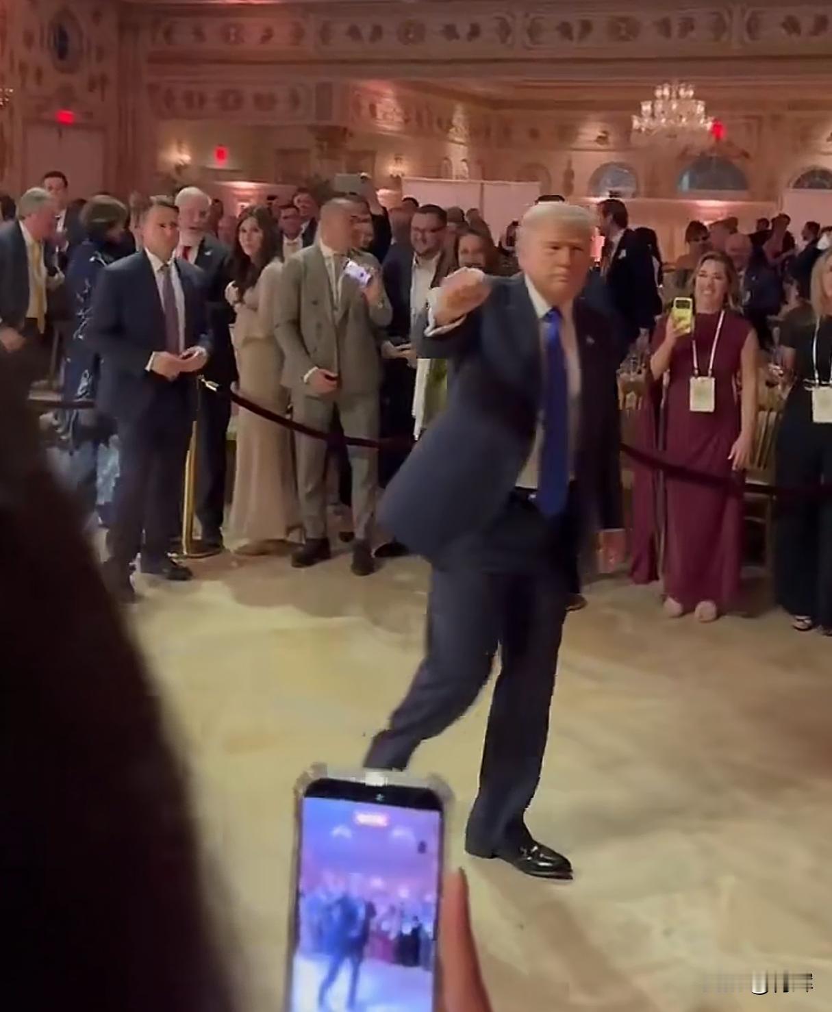 心照不宣罢了！特朗普回应白宫晚宴枪击:和伊朗人无关
目前特朗普已经召开了记者发布