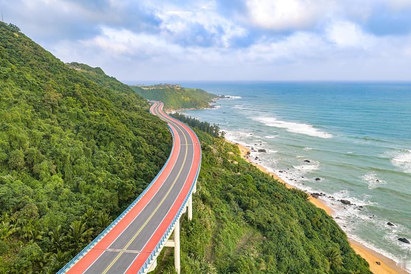 海南打响第一枪，本质是给全国汽车电动化探路、打造可复制样本。当下国内新能源车整体