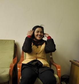 2011年，云南的“土皇后”杨菊芬得知自己即将执行死刑。她戴着脚镣，穿着囚服，却