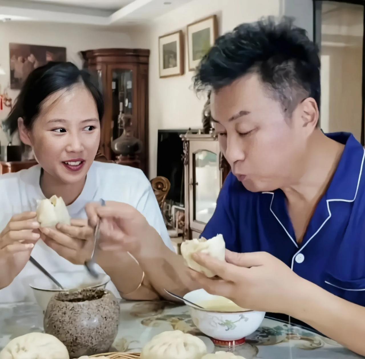 歌唱家耿为华老师的妻子贺老师，面容和善，举止温柔从来不会生气
提起歌唱家耿为华的