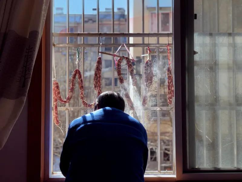 80年代年前的农村，那氛围简直绝了。一进腊月，家家户户就开始忙年。屋檐下挂满了金