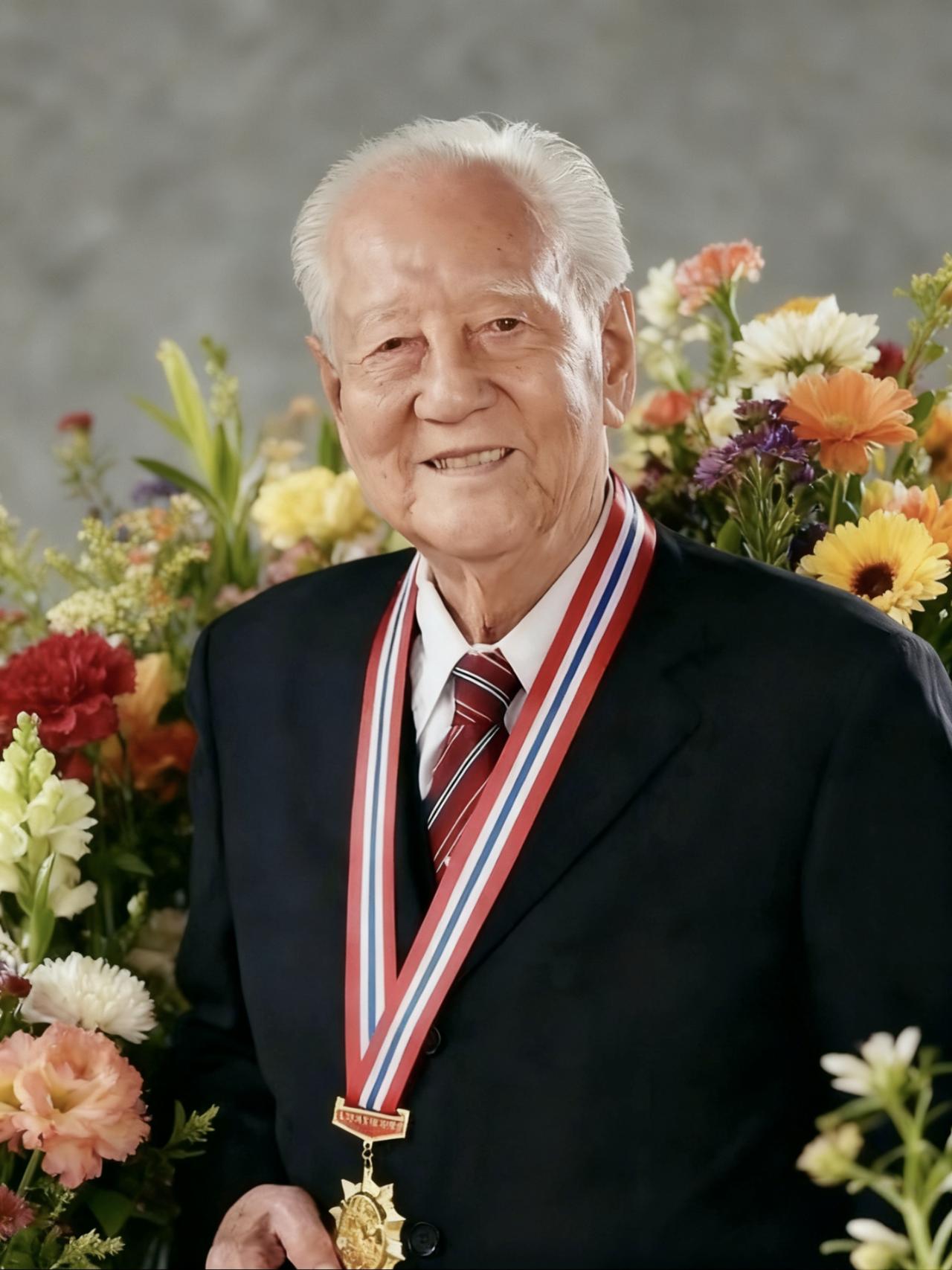 各位不要着急划走，请停留一秒
送一朵小花，致敬“中国核潜艇之父”黄旭华
32岁那