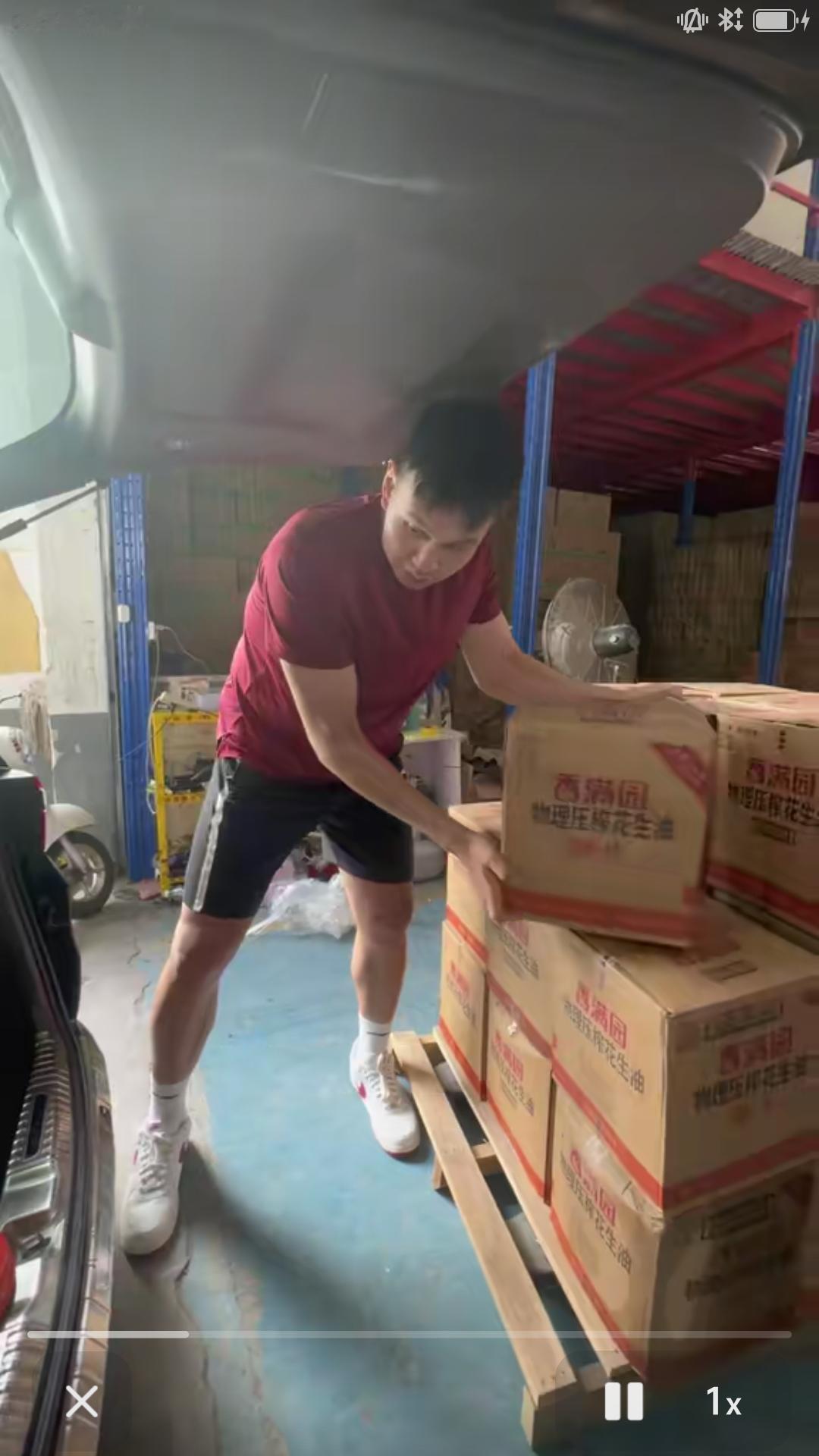 【许中豪为广西灾区捐送物资，没想到堂堂CBA 硬汉面对家乡洪灾，也是大爱无疆啊。
