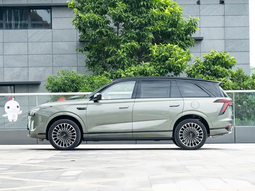 魏牌蓝山大六座增程SUV，专门针对二胎三胎多子女家庭设计，空间布局针对性很强。魏