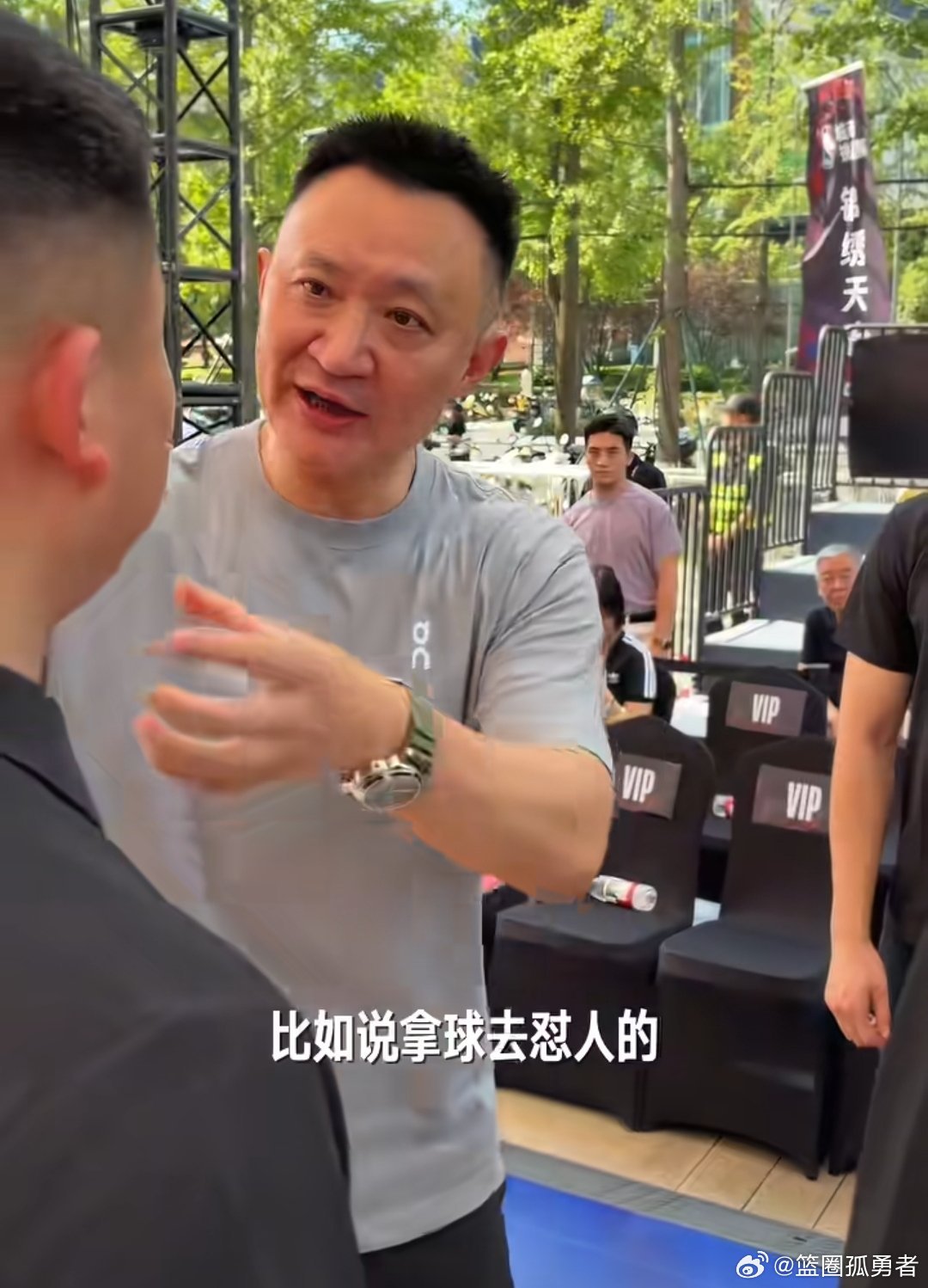 许久不见“CBA金哨”裁判闫军现身城市联赛，与执法裁判传授他的吹罚经验与技巧！ 