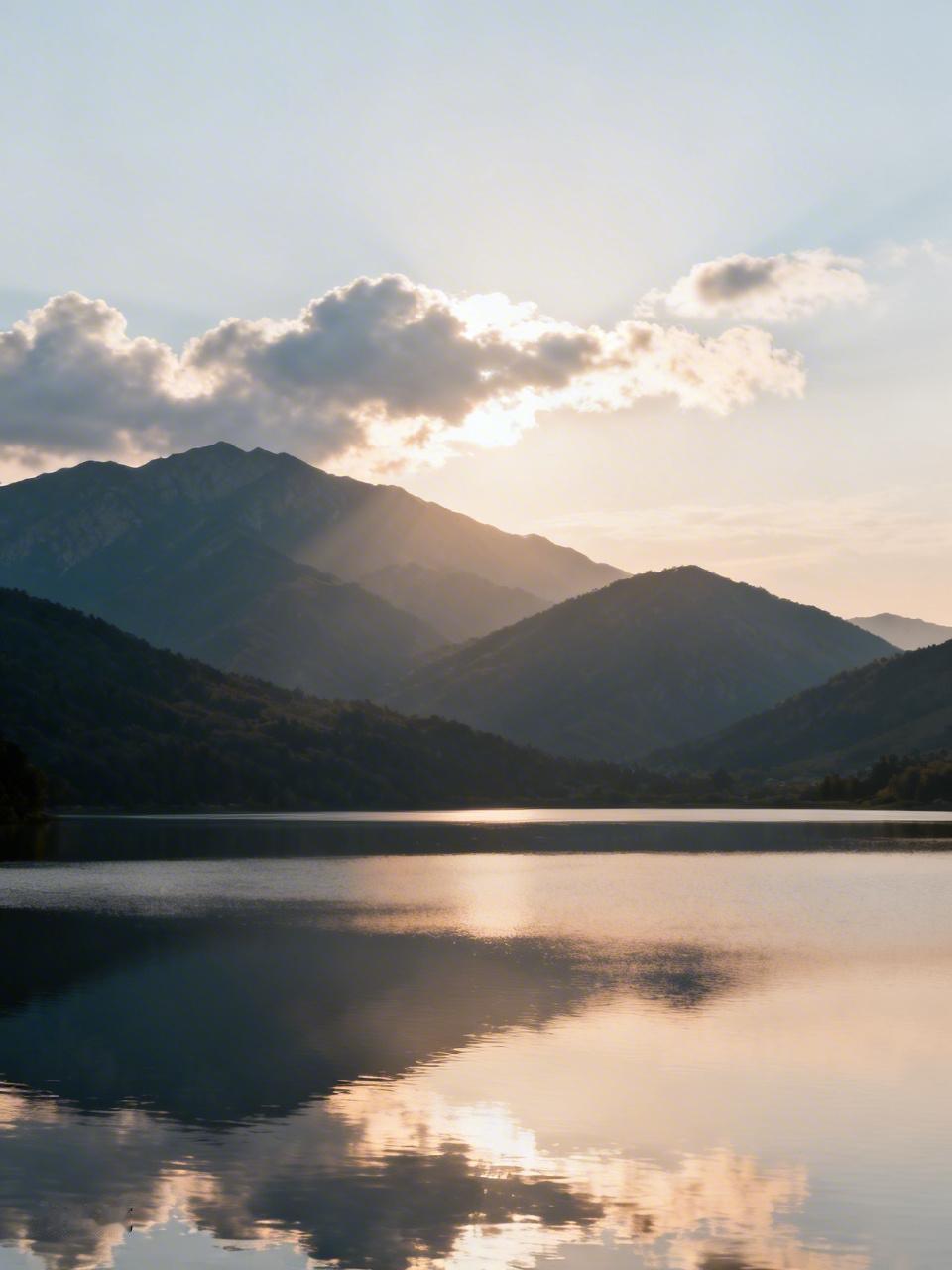 太离谱！男子开路虎加500元油后逃单，加油员含泪垫付，网友怒了
这一事件曝光后，