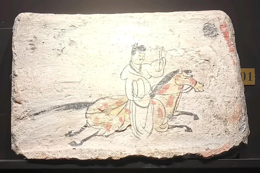 《驿使图》壁画砖出土于甘肃嘉峪关新城魏晋(公元220年—420年)墓葬群，是中国
