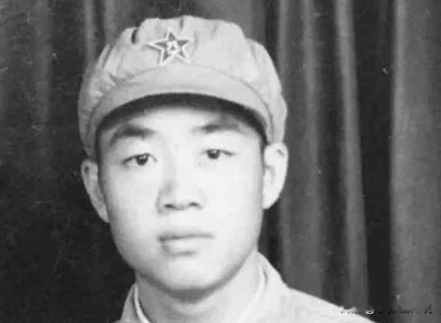 1951年，一个15岁新兵擦大炮，埋头看瞄准镜，却突然瞅见，敌人的阵地上出现了一