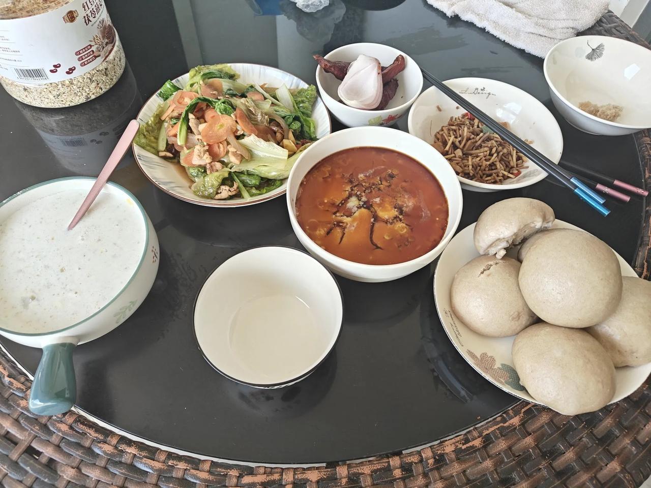 这是克非上午饭，我兄弟老于退休金1.1万，现在每天吃三顿饭，老战友德福退休金7千