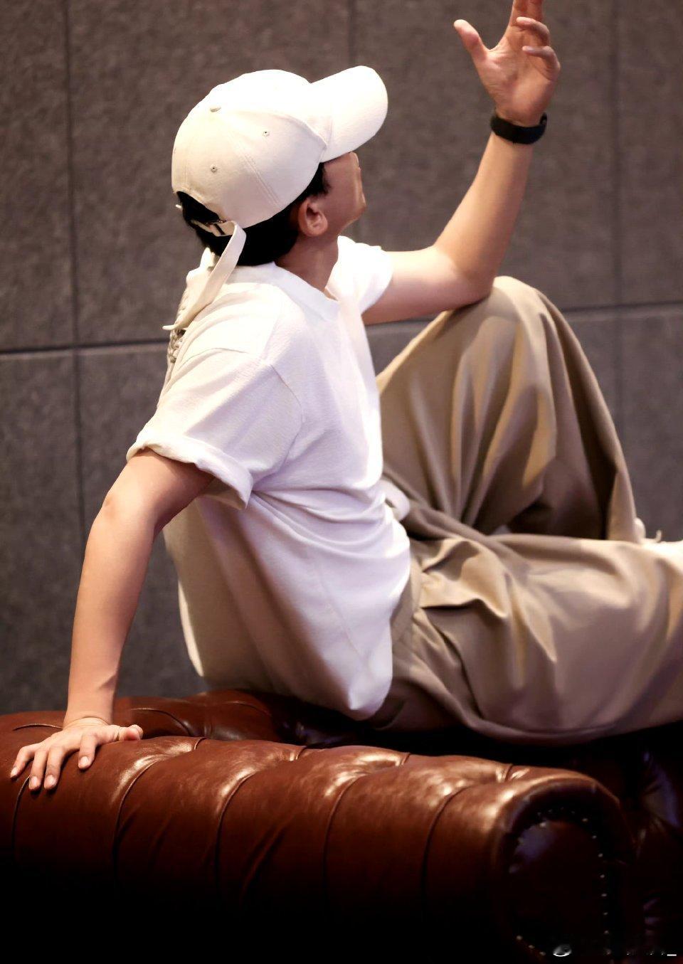 张杰跨年沙发舞休闲穿搭陷沙发排练的彩蛋直接杀疯，谁看了不期待这场撩人的舞台暴击～