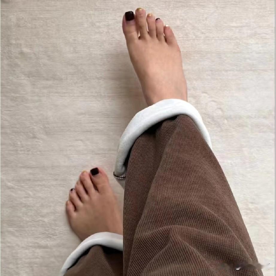 都说“人老先老腿”，准确的来说是：人老先老脚 。
你看，小孩子的脚润滑细腻，灵活