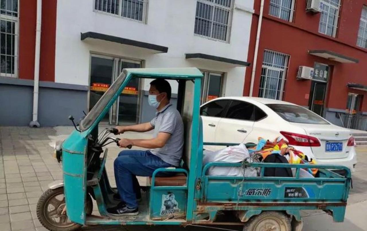 2001年，山东一三轮车夫在街头发现了一位被遗弃的高位截瘫女子，他心生怜悯，将女