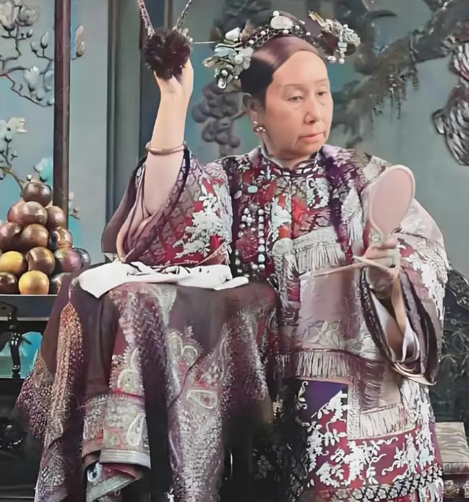 慈禧的贴身宫女回忆：入宫后，整晚都要侧着身子、夹紧双腿睡觉，期间不能改变姿势，其
