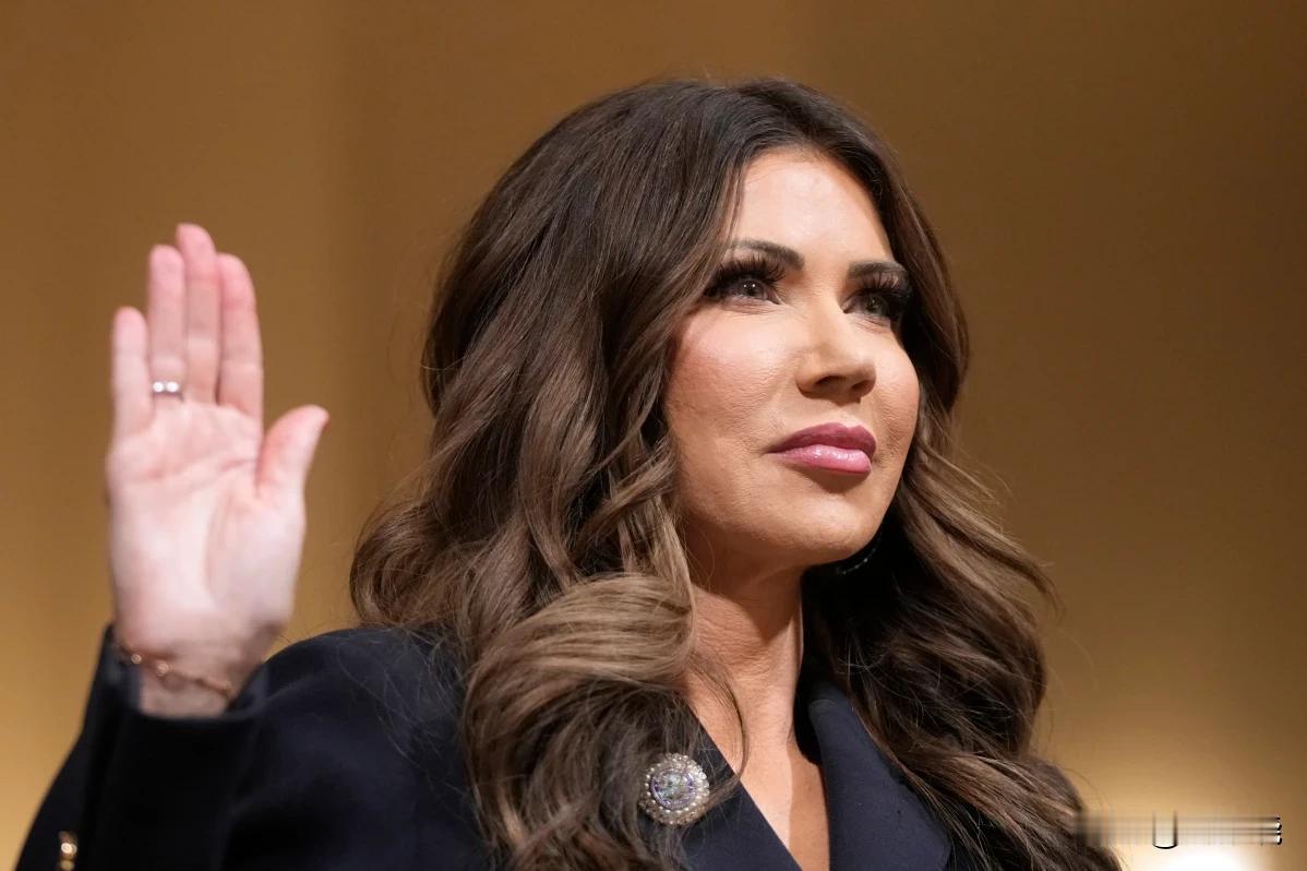 特朗普站在国土安全部部长克里斯蒂·诺姆一边，称赞她的工作

特朗普总统在诺姆周三