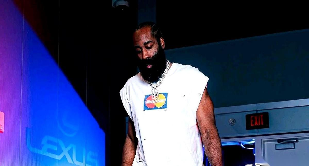 我跟你讲，明天这球，根本就不是球。
是人情世故，是压力测试，是一道送命题。
对面