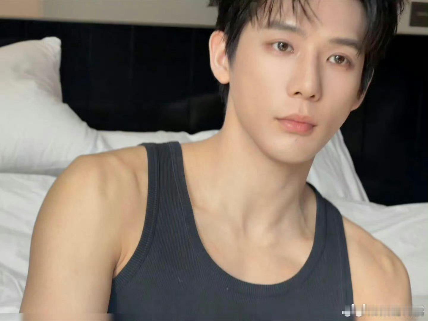 王安宇张力拉满了刷到王安宇黑背心路透，这身材管理我直接嘶哈～肩线流畅得能滑滑梯，