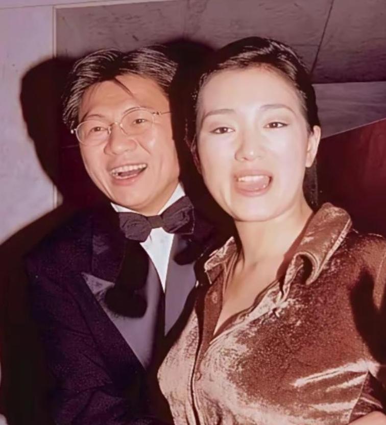 为生孩子，影后巩俐喝了大半年中药。1996年，她嫁新加坡商人黄和祥。听从母亲建议