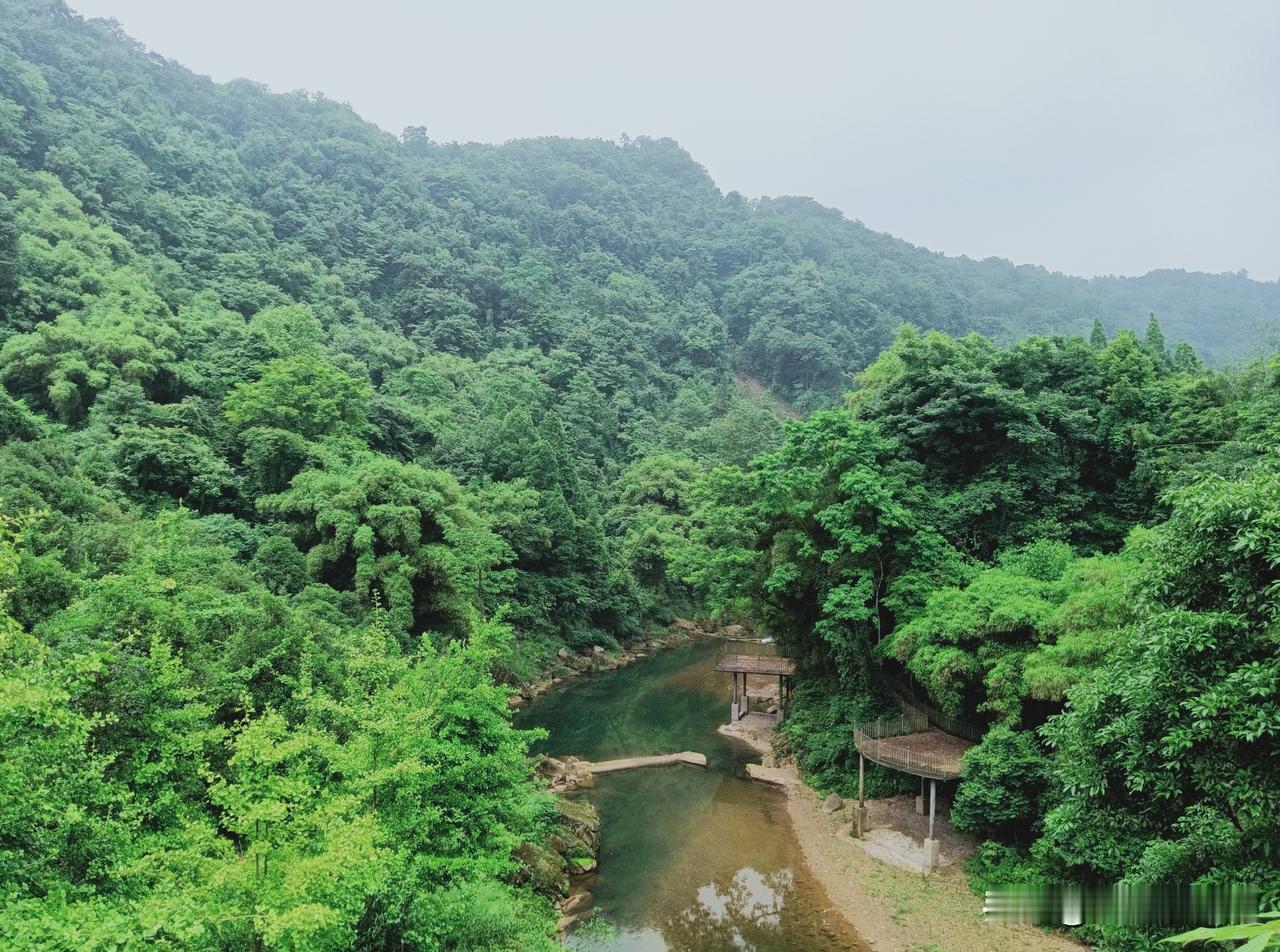 青城山的味江，一条甜水江，这条江的传说故事很多，如《摸鱼哥哥》。