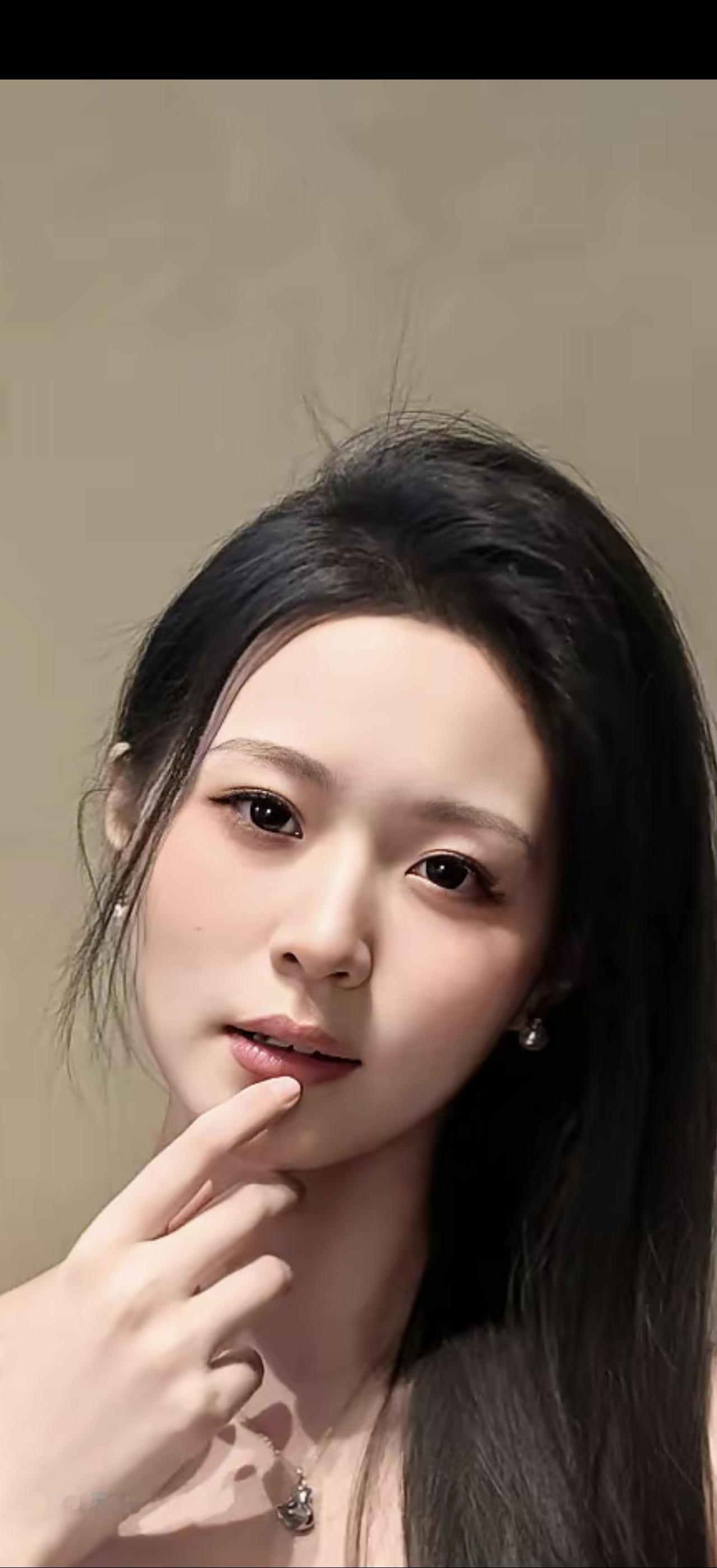 欣赏人间尤物的极简穿搭，那感觉就像在喧嚣世界里寻得一片宁静角落。
像香港博主Ts