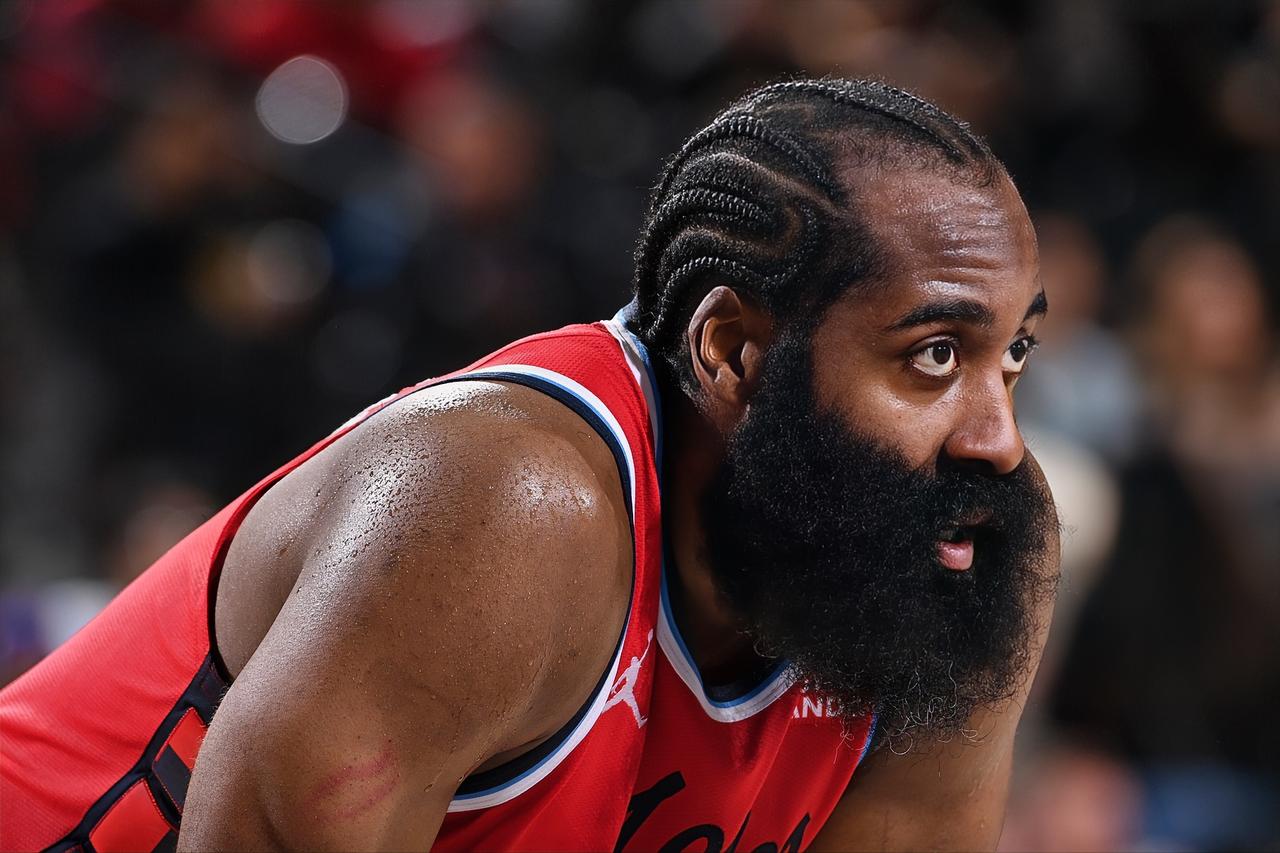 杜兰特：三弟，你们落后那么多，你还在慢悠悠压节奏，这是什么打法？？？
哈登：小卡