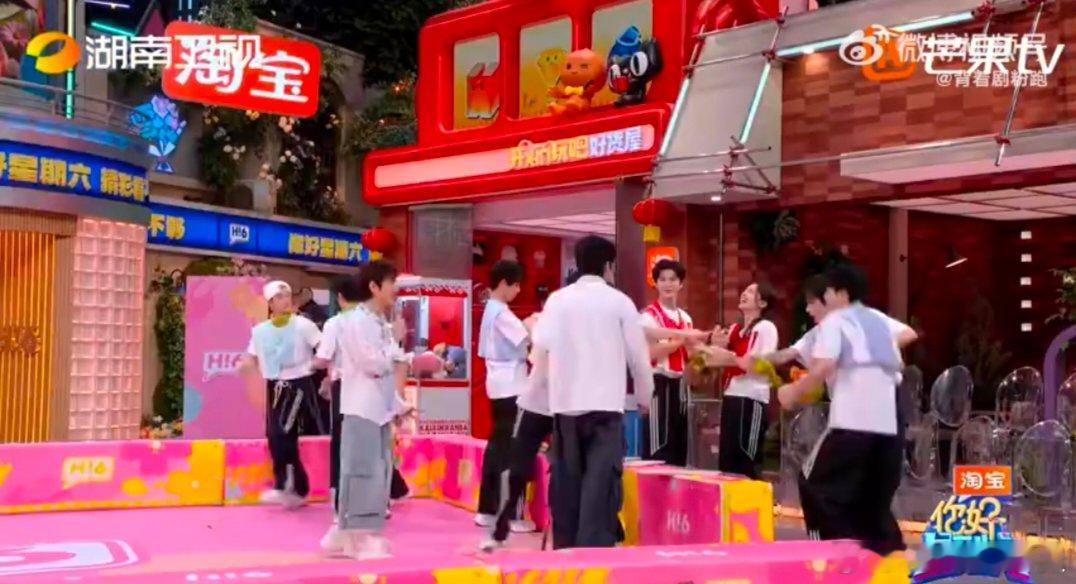 陈哲远张婧仪你俩来演现偶的吧 你好星期六同框自带现偶滤镜，戴眼罩互动甜到齁，黑暗