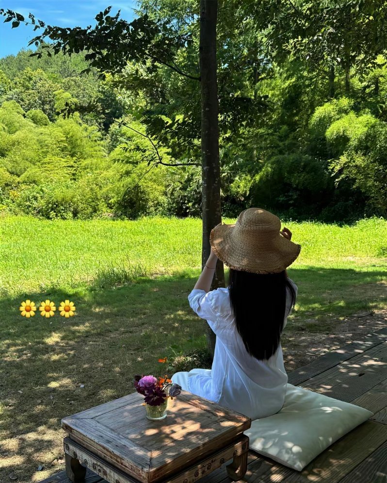 默不作声地人比谁都疼 眼睛之所以会流泪 大概是它代替了嘴巴 所有说不出来的悲伤和