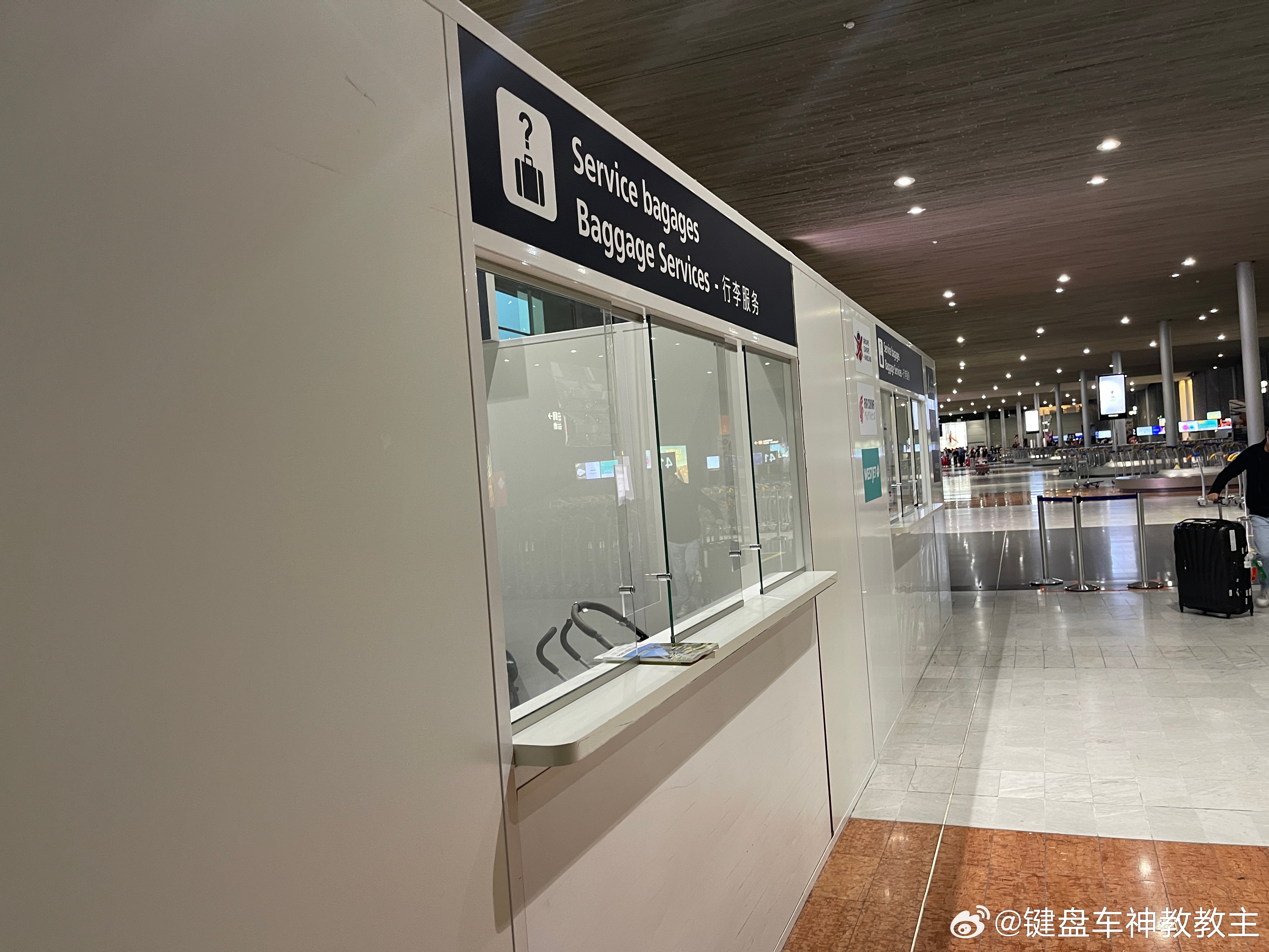 戴高乐机场这亭子也太像核酸检测站了，吓我一跳 ​​​