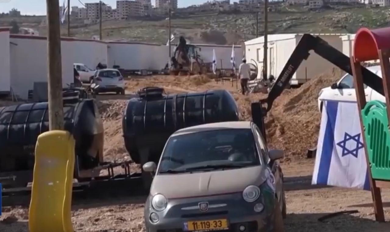 在约旦河西岸，以色列定居点的建设仍在推进，挖掘机的轰鸣与国旗的飘扬，持续搅动着本