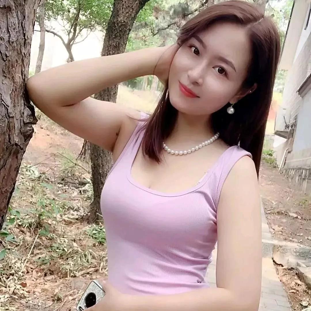 优雅户外自拍，清新淡妆，珍珠项链点缀