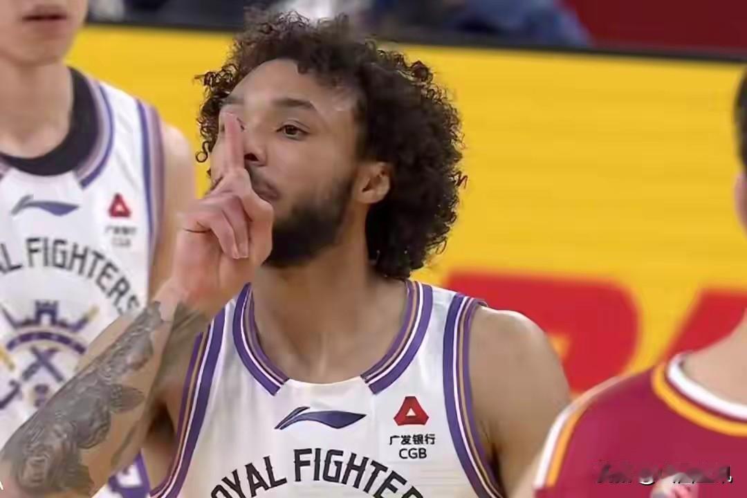 豪斯这种动作算不算挑衅球迷？
北控男篮今年引进的小外援豪斯非常有特点！他没有强悍