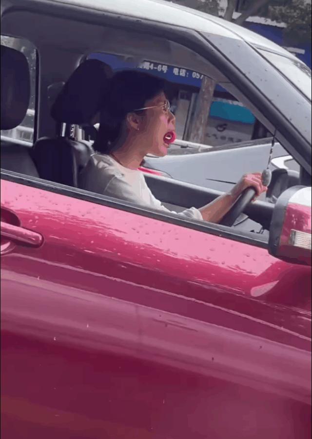 姑娘舌头在练什么动作呀！